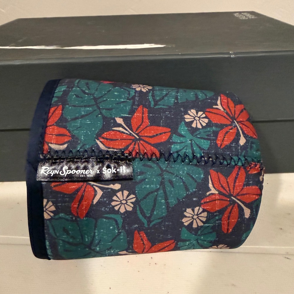 Reyn Spooner x Sok-it Cup Sleeve Unisex 22-28oz Navy Tropical Floral Excellent